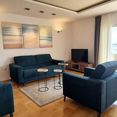 Sea View- Spacious Apartment With Shared Pool Split Exterior photo