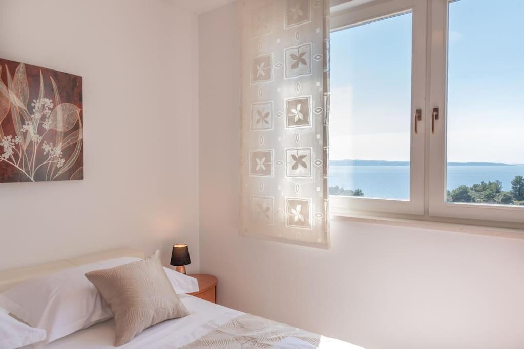 Sea View- Spacious Apartment With Shared Pool Split Exterior photo