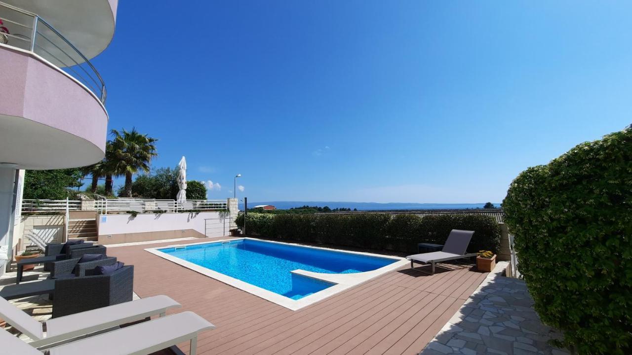 Sea View- Spacious Apartment With Shared Pool Split Exterior photo