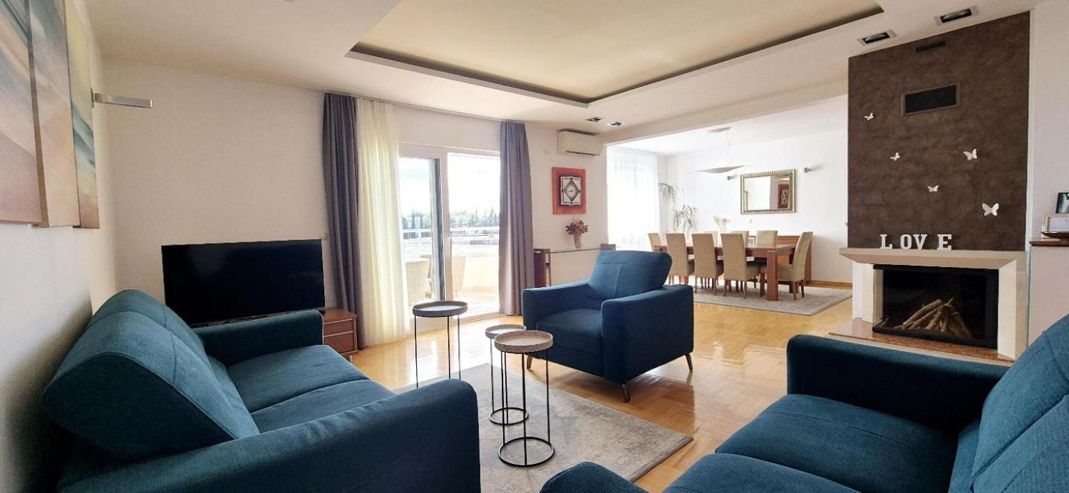 Sea View- Spacious Apartment With Shared Pool Split Exterior photo